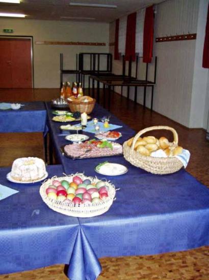 Details der österlichen Tafel im Pfarrzentrum Osterfrühstück 2005