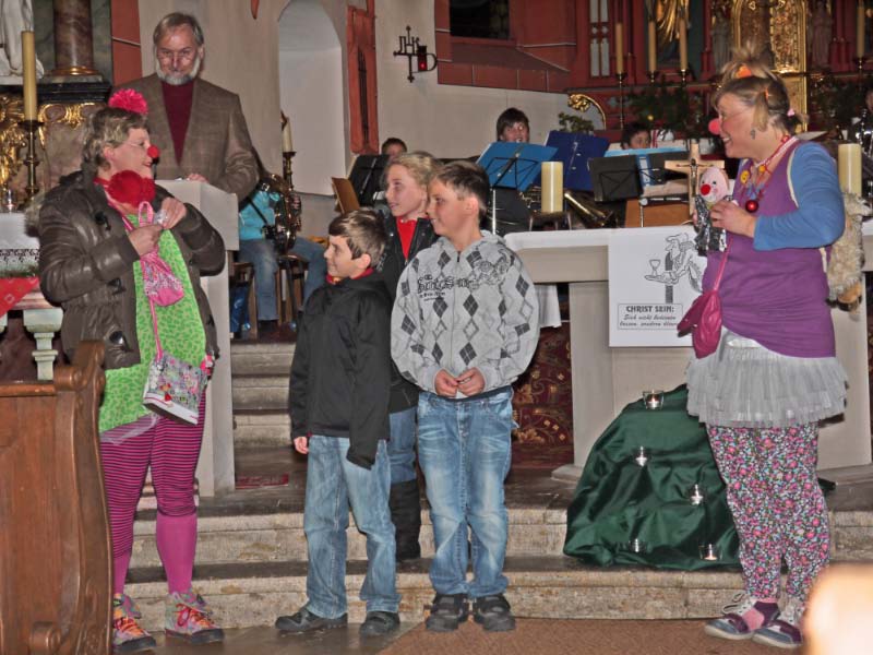 Drei junge Bläser und Schüler der Grundschule Geiselwind übergeben eine zusätzliche Spende von 100 Euro für die Klinikclowns. ADVENTSKONZERT--2011--KLINIKCLOWNS--MIT