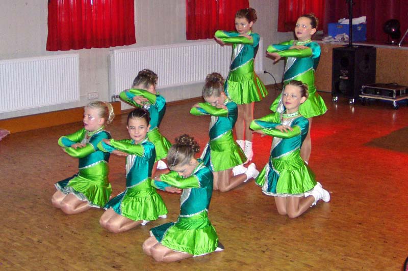 Gardemädchen aus Laub FAMILIENFASCHING--2010