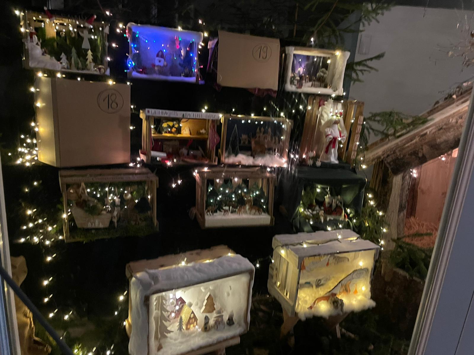 Adventsfenster bei Nacht