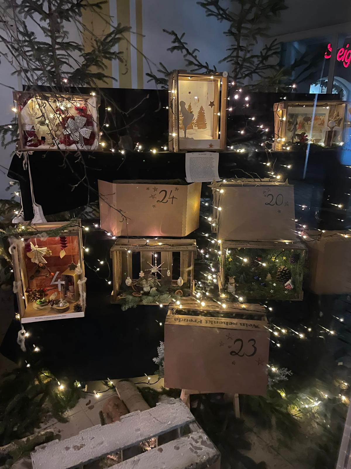 Adventsfenster bei Nacht