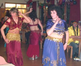 Pfarrfasching 2004: Die 4 Bauchtänzerinnen (Ulrike und Conny aus Stockheim, Silvia aus Friedersdorf und Karin aus Lahm) 2004--BAUCHTANZ--PFARRFASCHING--STWOLFGANG--STOCKHEIM