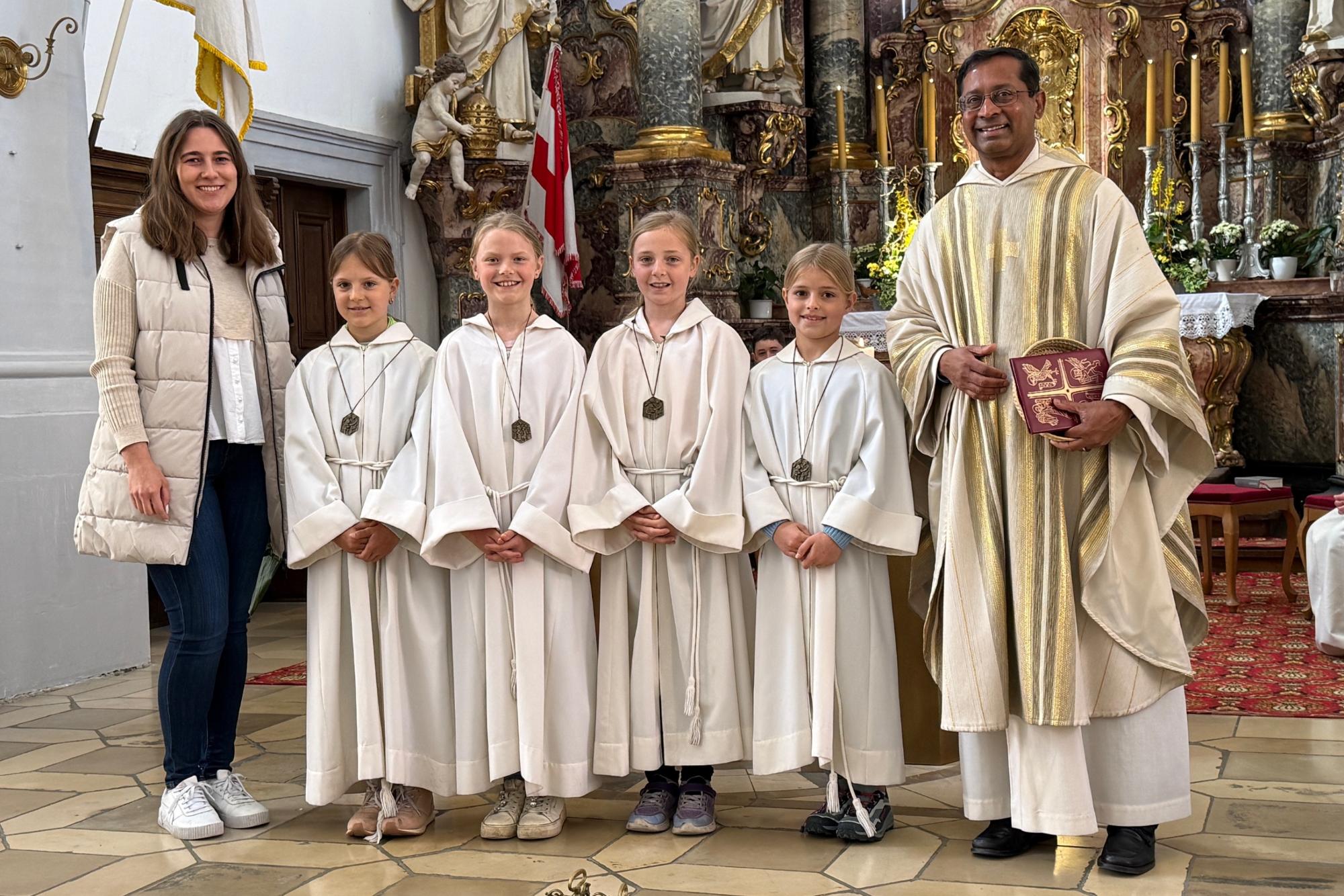Die neuen Minis mit Pfr. Joseph und Antonia Günther